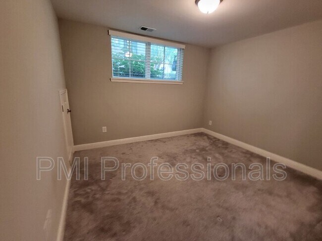 Building Photo - 3180 Parthenon Ave