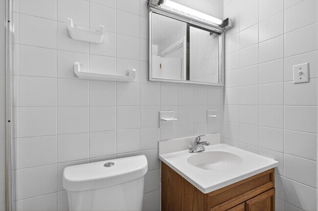 Building Photo - 1 Bedroom Condo Walking distance to UofD  Showing Saturday 3/14 11:30am-11:45