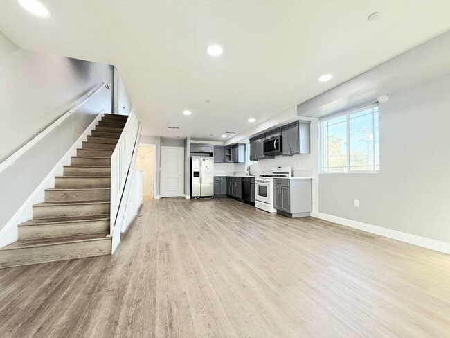 Building Photo - 1731 E 68th St