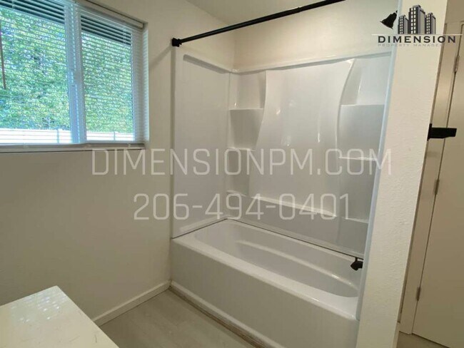 Building Photo - Wonderful 2 bed/1 bath duplex with firepla...