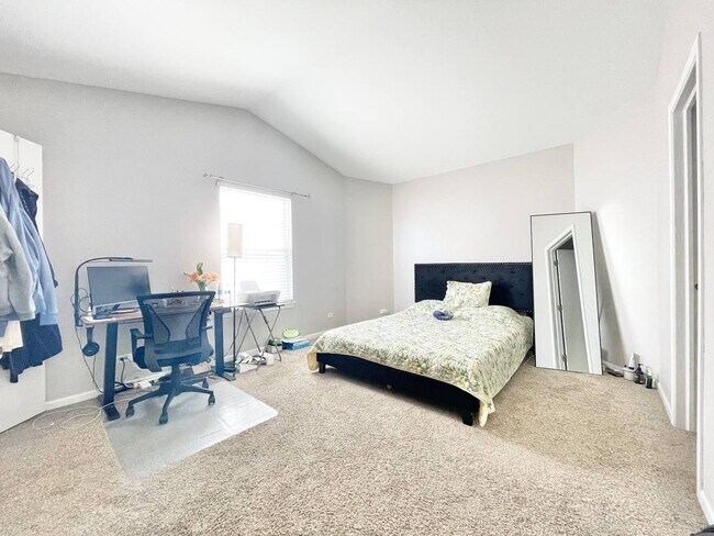 Building Photo - 2565 Dickens Ct