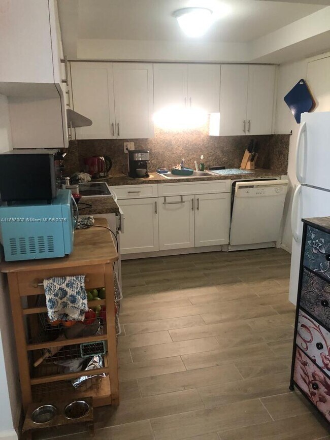 Building Photo - 1913 S Ocean Dr