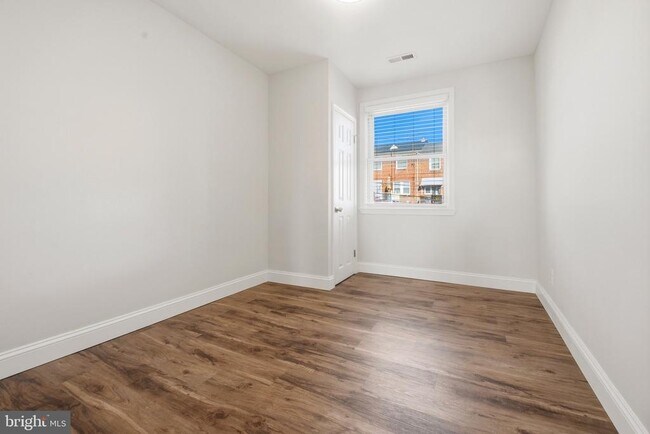 Building Photo - 3426 Parklawn Ave