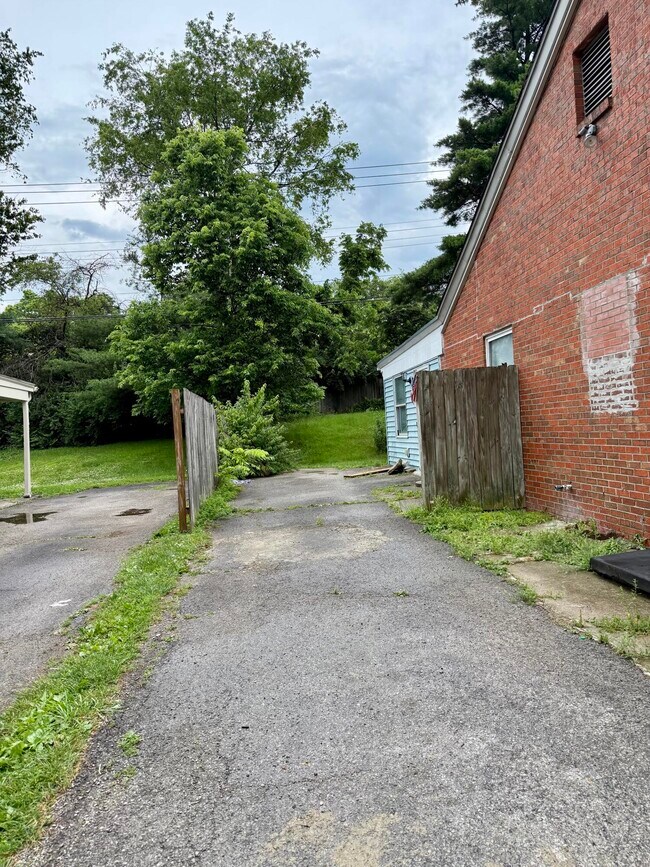Building Photo - 305 Hightower Rd