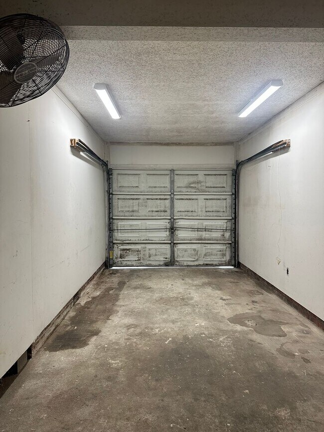 Building Photo - 810 W Country Club Dr