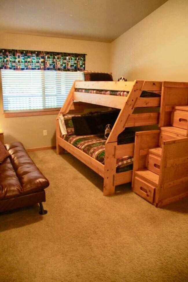 Building Photo - Long Term or Seasonal: Warm inviting condo...