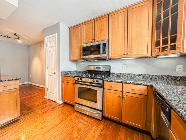 Building Photo - Gorgeous 2 Bed 2 Bath Condo With Sunroom I...