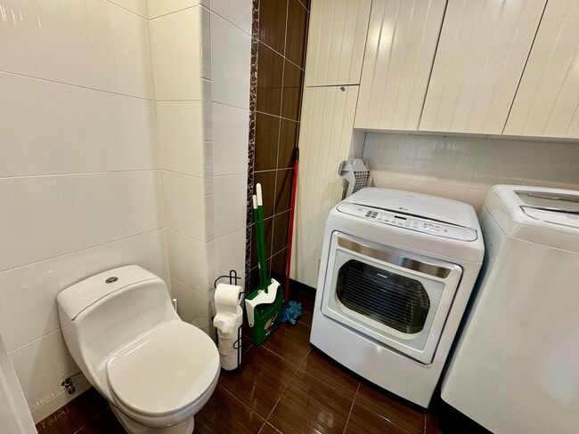 Building Photo - Stylish 3Bed/2.5Ba Daly City Home with Mod...