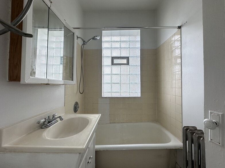 Building Photo - 2432 N Linden Pl
