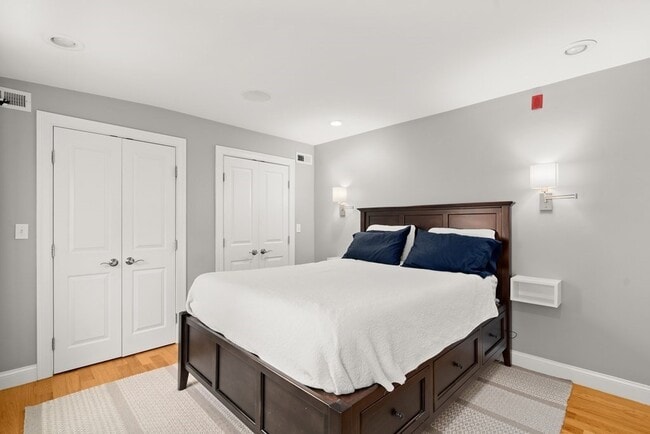 Building Photo - 76 Pearl St