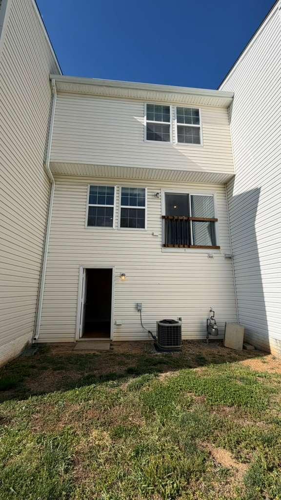 Building Photo - 38 Lombard Ln