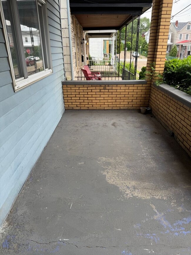 Building Photo - 3 Bedroom 1 Bath Minutes Away from the City!