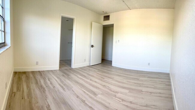 Building Photo - 1407 NE 56th St