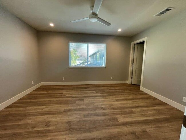 Building Photo - Tahoe Park 2 Bedroom Near UC Davis Med Center