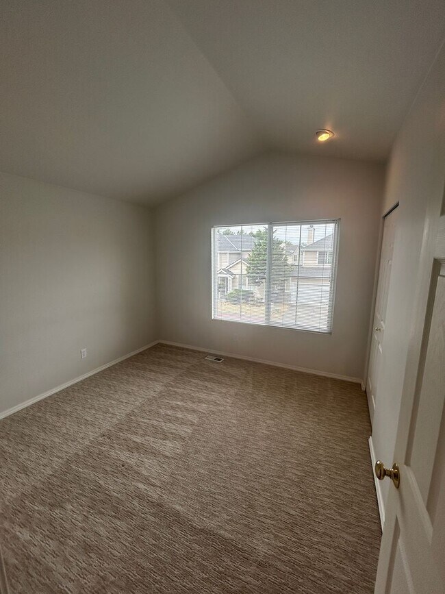 Building Photo - 3 Bed, 2.5 bath Kent house w/2-car garage ...