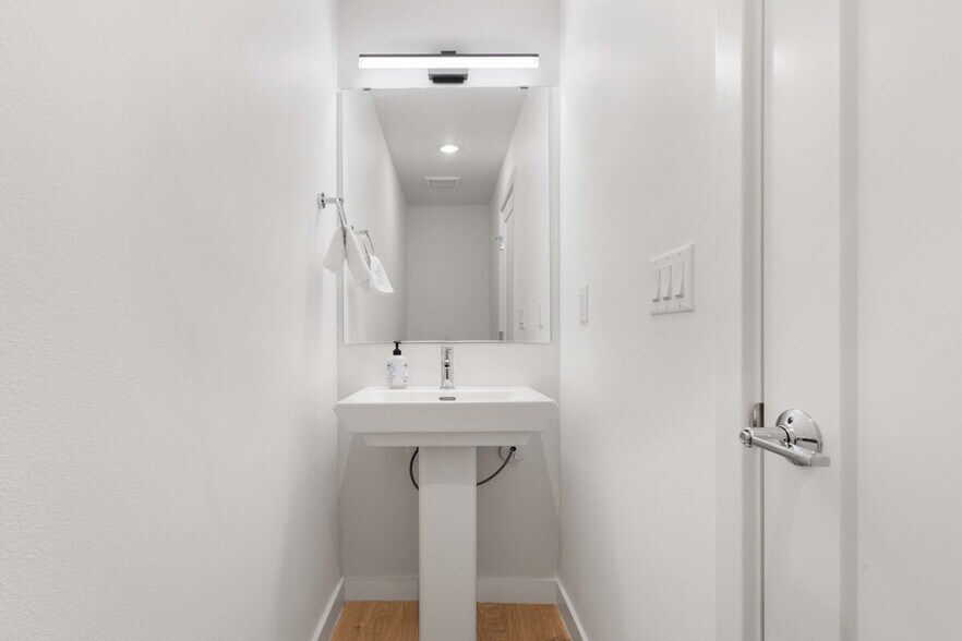 Building Photo - 2433 S Plum St