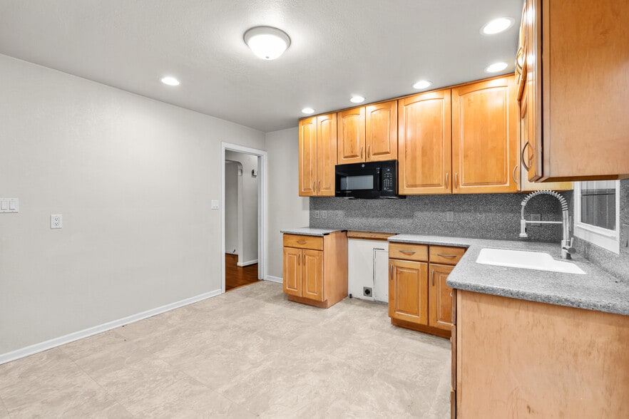 Building Photo - 511 Continental Blvd