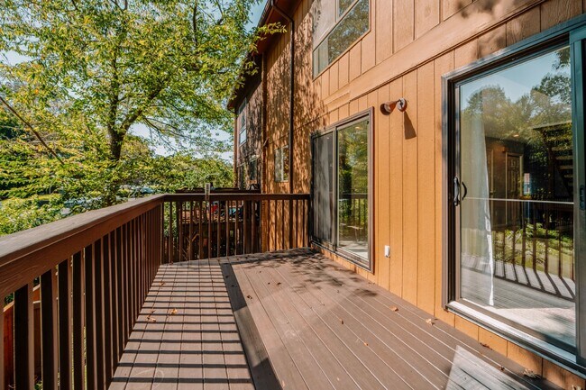 Building Photo - Spacious 5-Bedroom End-Unit Townhome in Reston with 3 Finished Levels, Renovated Kitchen & Fenced...