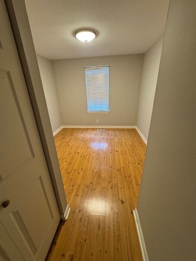 Building Photo - Remodeled ranch at end of street
