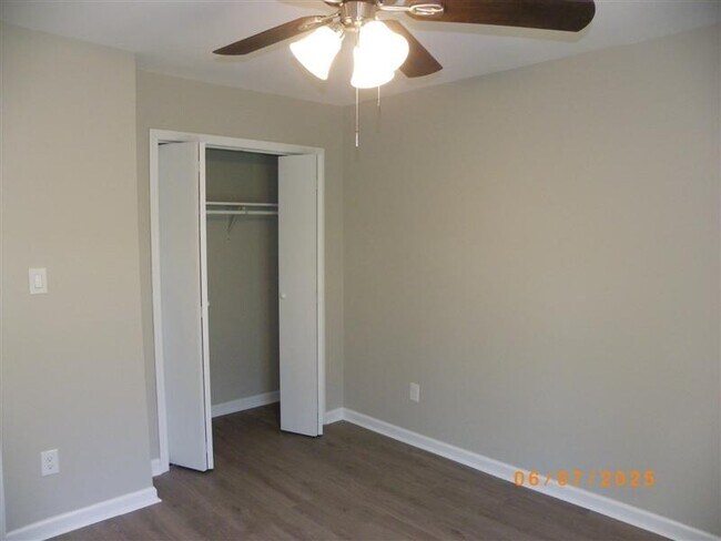 Building Photo - 929 N Willowick Dr