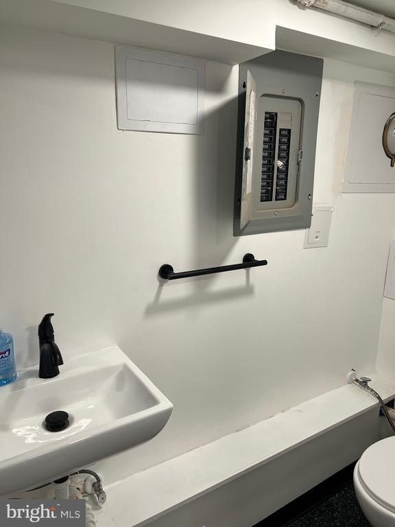 Building Photo - 136 Davis St