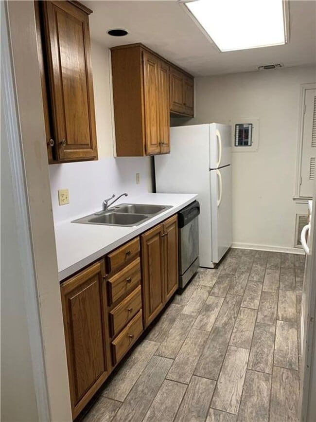 Building Photo - UT PRE-LEASE - 1 bed / 1 bath Updated West Campus Condo