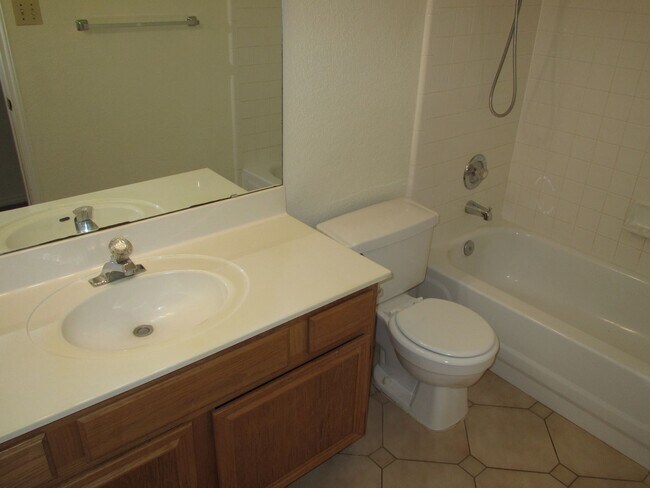 Building Photo - Beautiful Home With Spacious Kitchen and B...