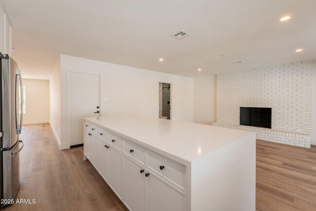 Building Photo - 1530 E Alameda Dr