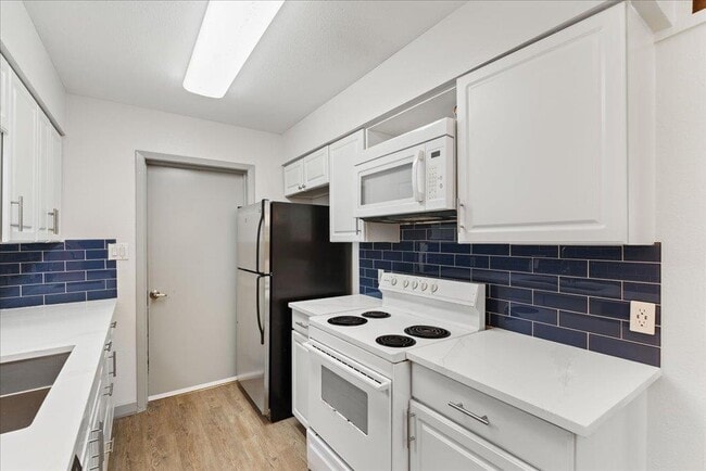 Building Photo - 2302 Berkett Dr