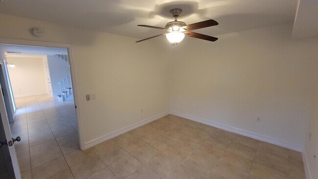 Building Photo - 606 6th Ln
