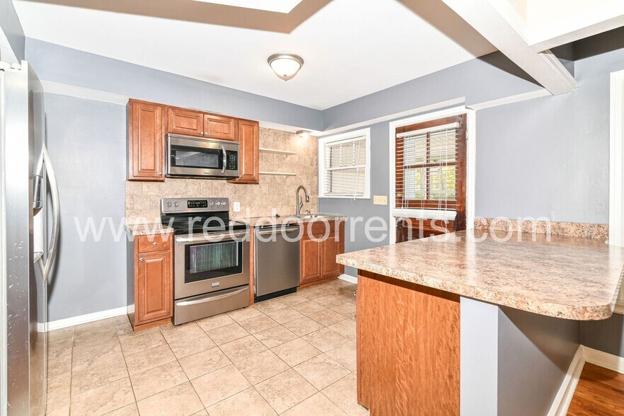 Building Photo - 125 E 49th St