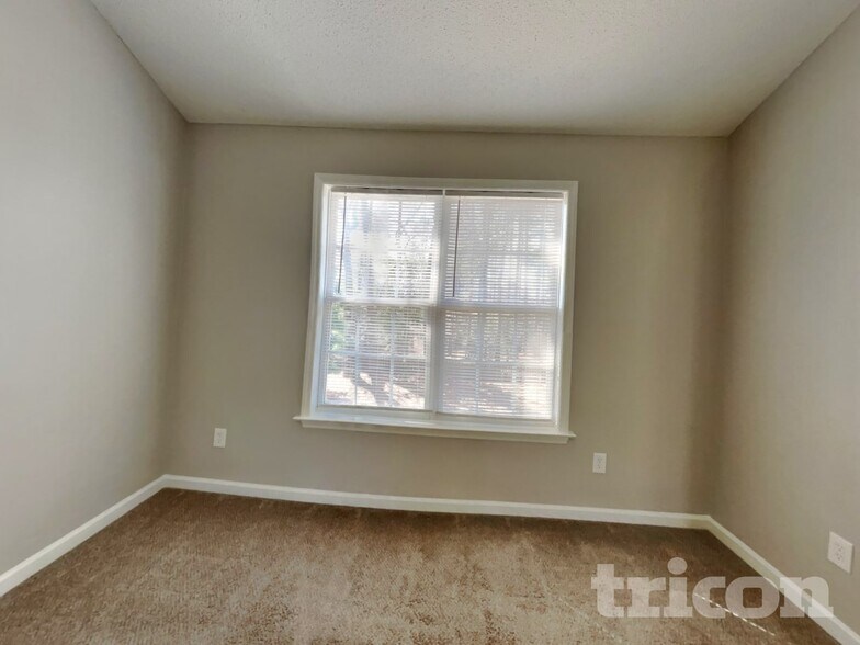 Building Photo - 104 Roundtree Ct
