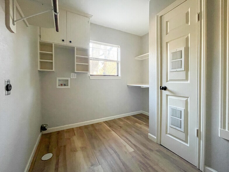 Building Photo - 207 N Bermuda St