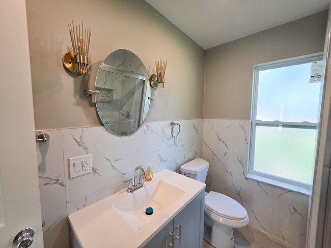 Building Photo - 100% Remodeled 2 bedroom 1.5 bath ANNUAL RENTAL