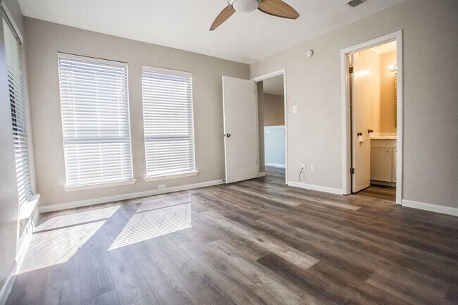 Building Photo - 2301 Mistletoe Dr