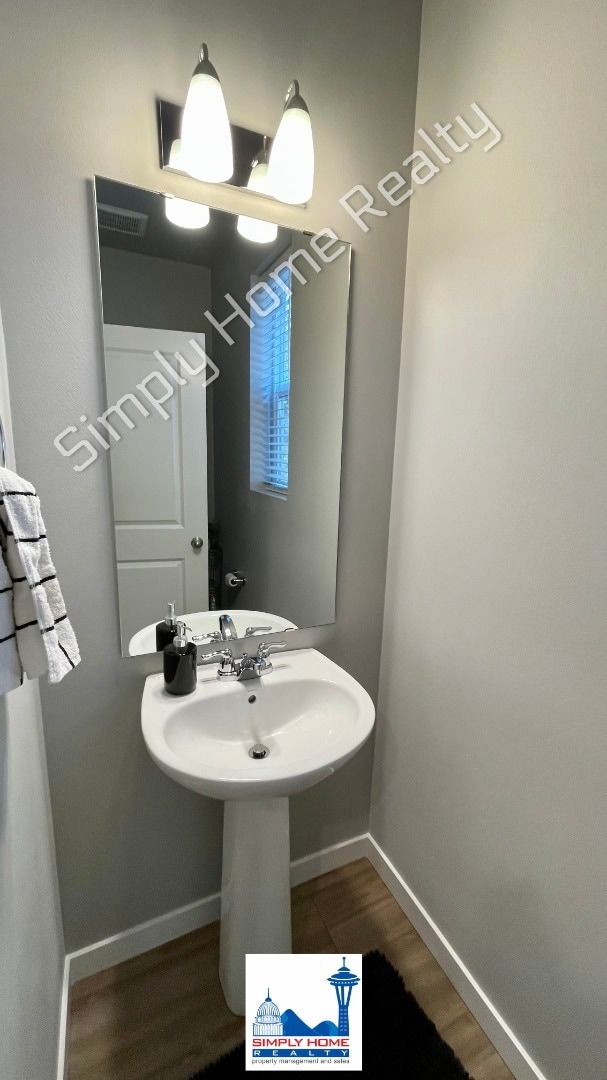 Building Photo - Step into the luxurious comfort of your dream home!