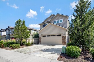 Building Photo - Discover this charming 4-bedroom, 2.5-bath...