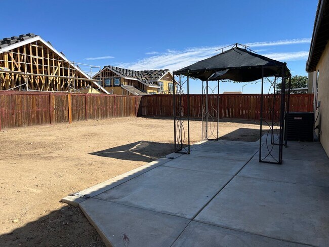 Building Photo - 3 bedroom 2 bath home with large yard available in Adelanto!