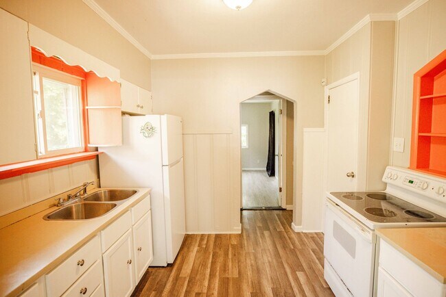 Building Photo - Very nice three bedroom 2 bathroom house available for rent!