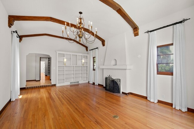 Building Photo - Kensington Exceptional Location 4Bed 3.5 Bath Private Gated Spanish Estate like property