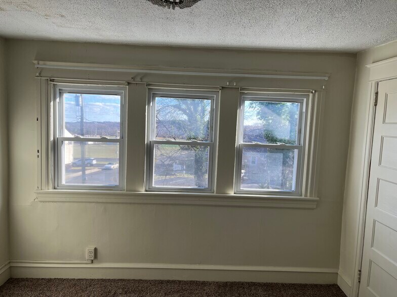 Building Photo - 913 N York Rd