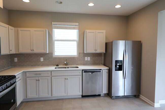 Building Photo - 1899 Lakecrest Dr