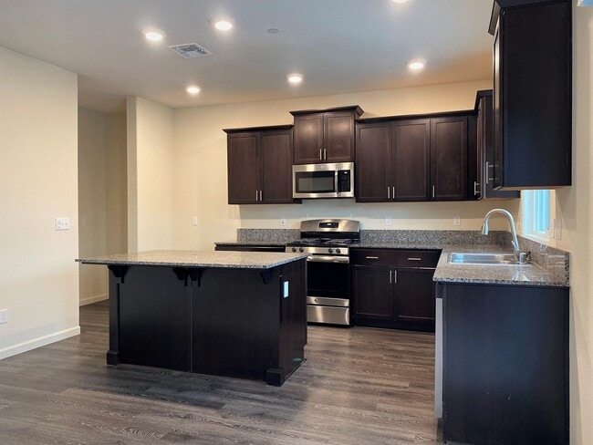 Building Photo - Spacious 4 bedroom/2 bath home waiting to ...