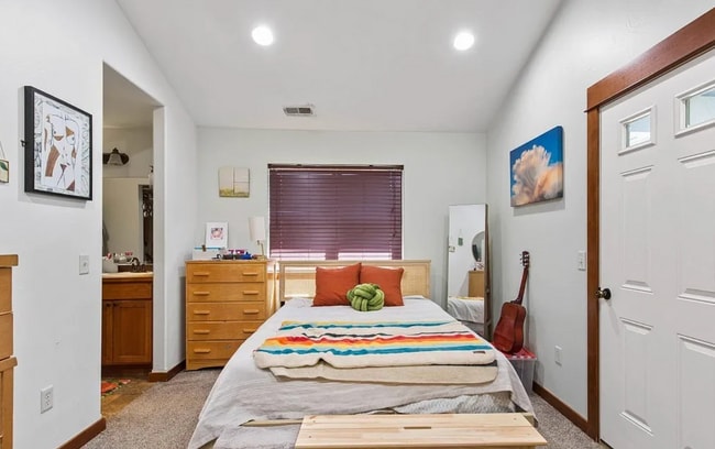 Building Photo - Bright & stylish end-unit 2 Bedroom 1.5 Ba...