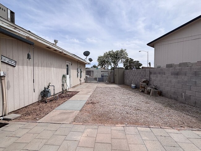 Building Photo - Spacious 4BR Single-Story with Pool, RV Parking & Large Lot Near Shopping & Dining