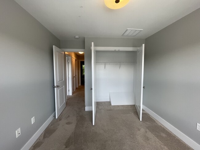 Building Photo - 140 Sunburst Villa Dr