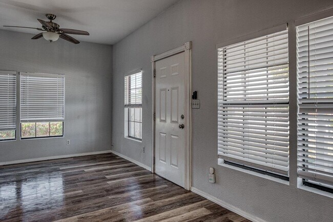 Building Photo - 905 E 3rd St