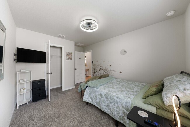 Building Photo - Stylish 3-Bed Home with Island Kitchen, Private Patio & Fenced Yard in Seguin
