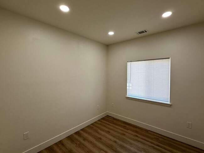 Building Photo - Small Pet Considered in this Beautiful Lik...