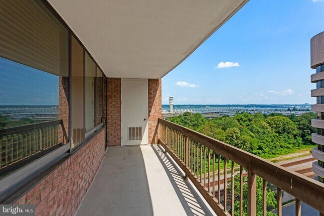 Building Photo - 1805 Crystal Dr